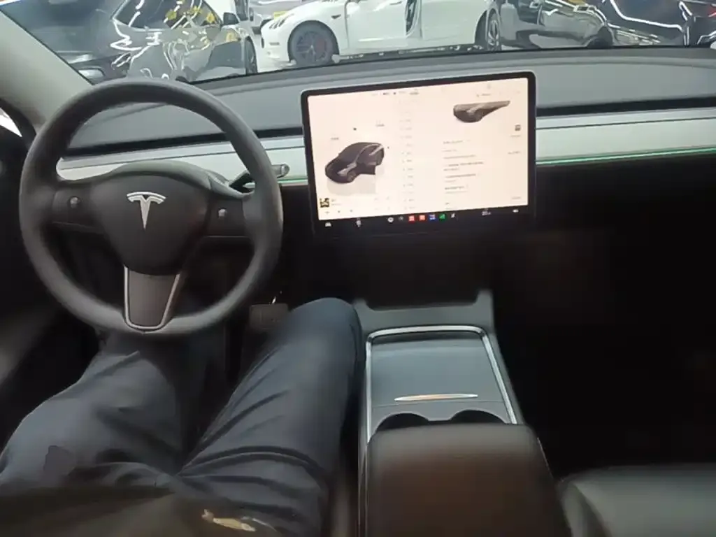 Tesla Model Y — фото 10