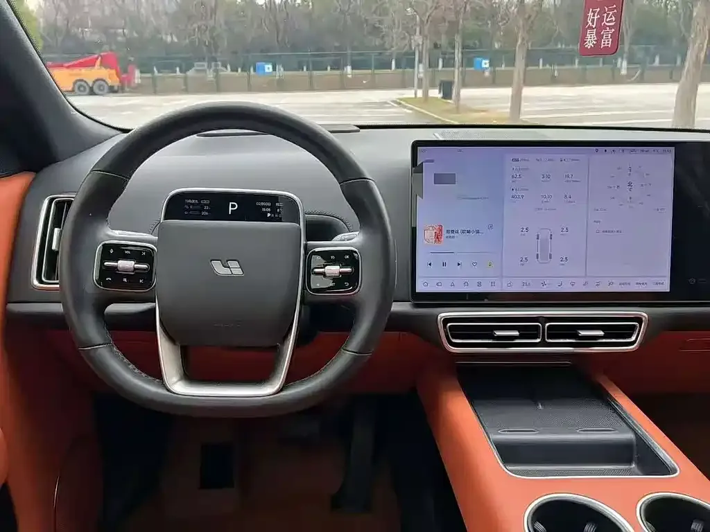 Li Auto L8 — фото 5