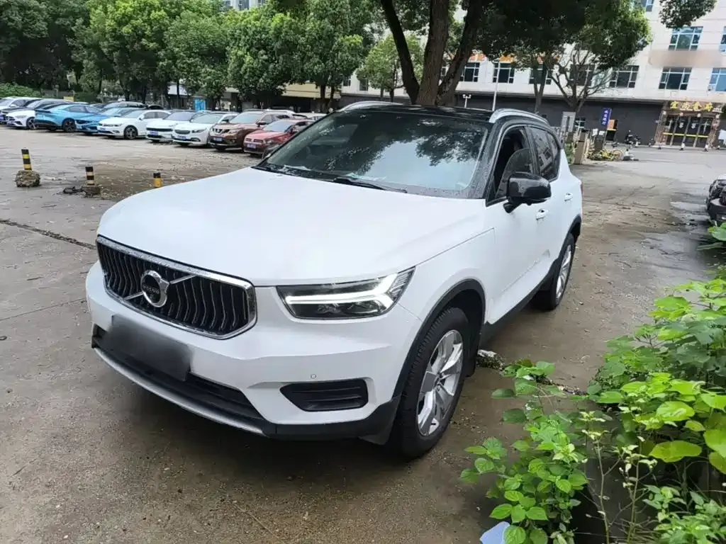 Volvo XC40 — фото 1