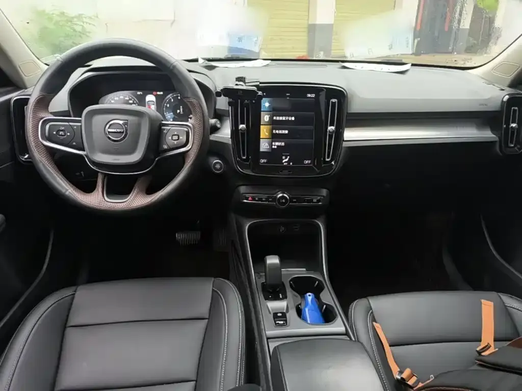 Volvo XC40 — фото 2