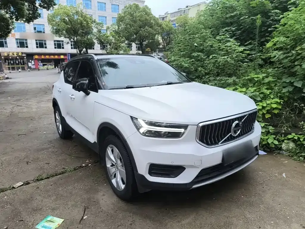 Volvo XC40 — фото 10