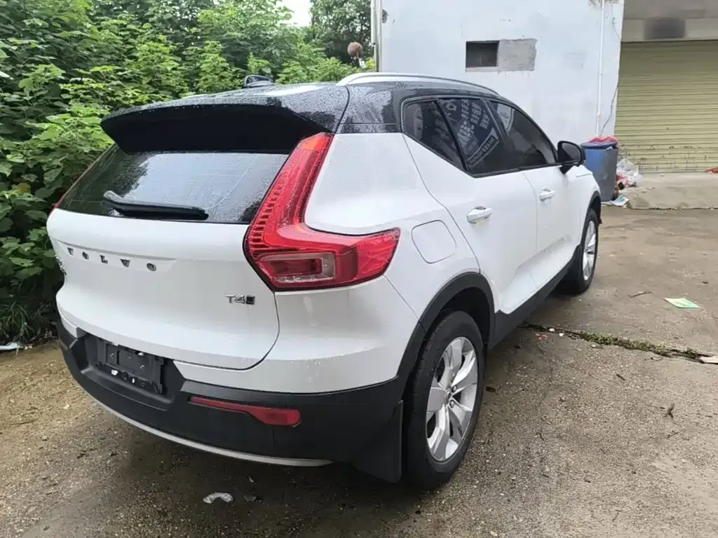 Volvo XC40 — фото 9