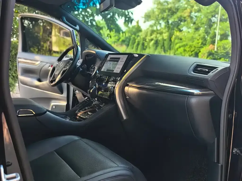 Toyota Alphard — фото 7