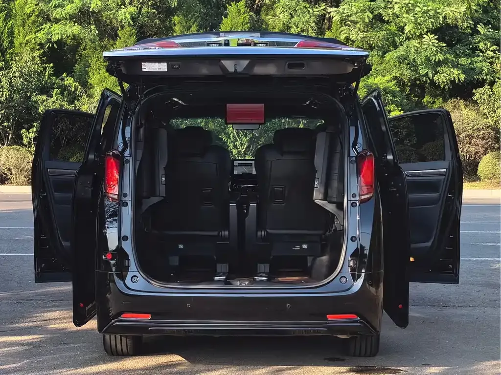 Toyota Alphard — фото 4