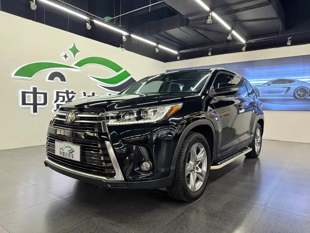 Toyota Highlander — фото 1