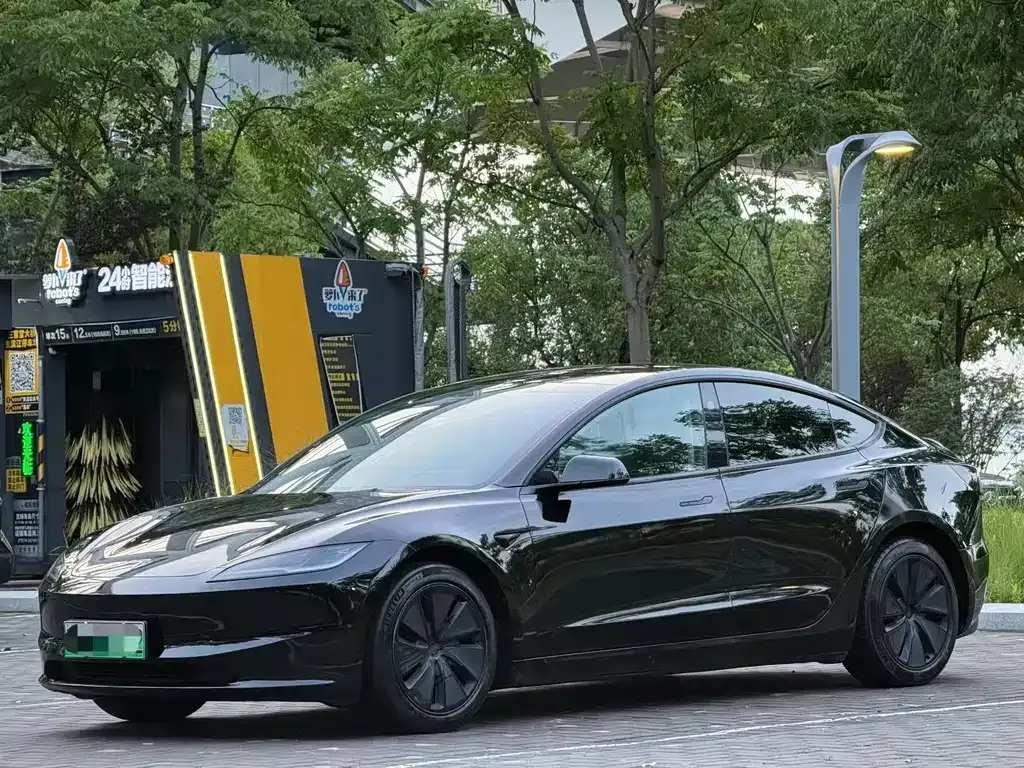 Tesla Model 3 — фото 1
