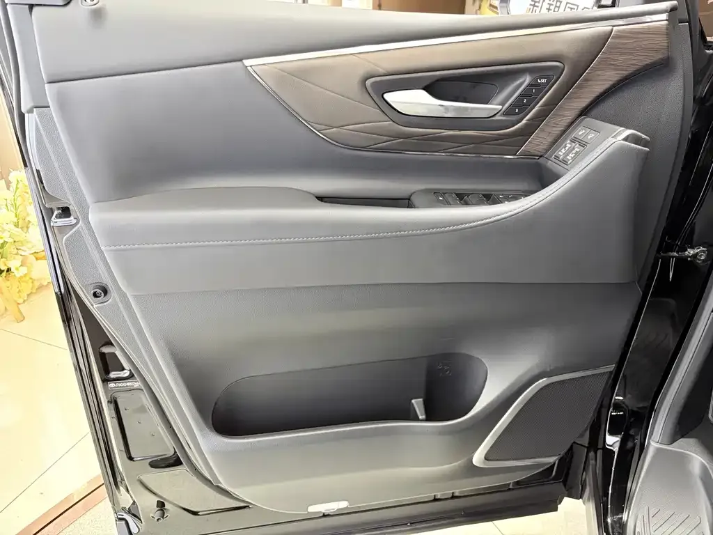 Toyota Vellfire — фото 5