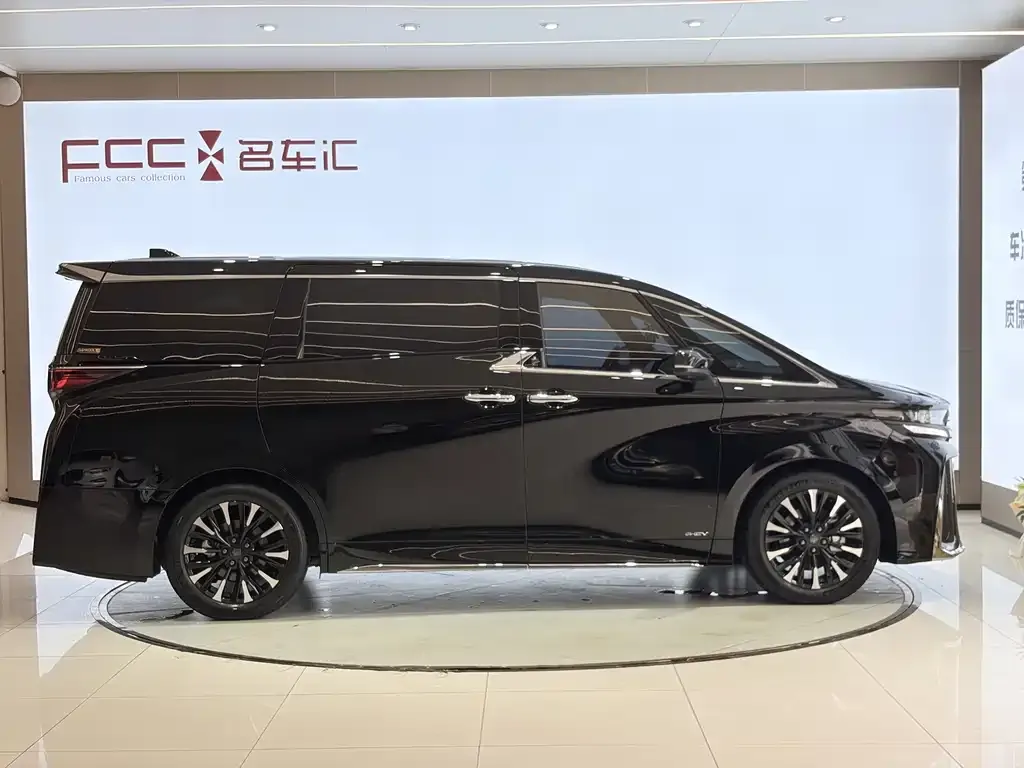 Toyota Vellfire — фото 10