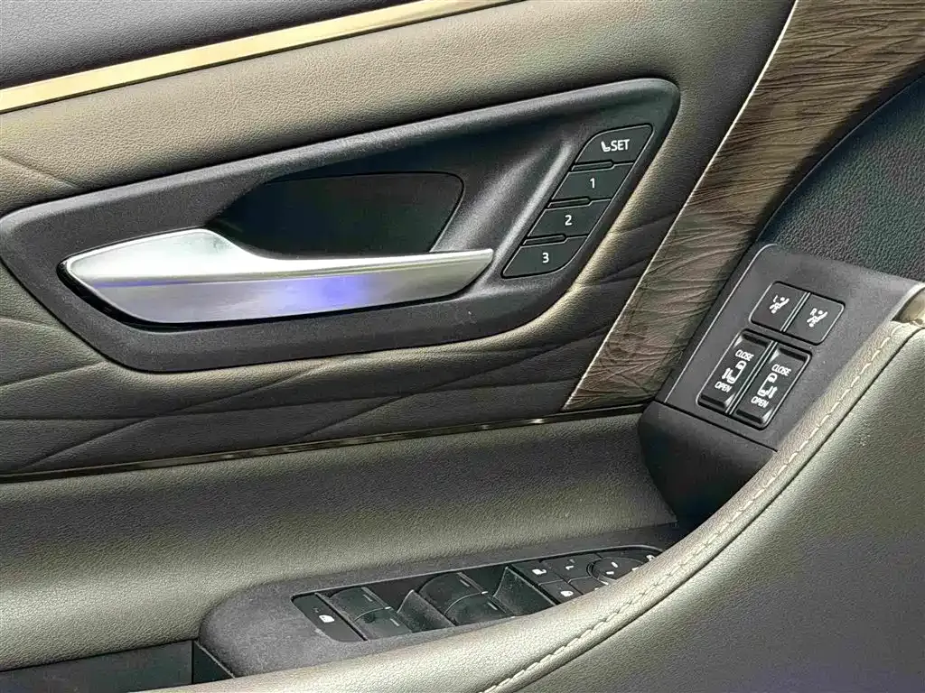 Toyota Alphard — фото 9