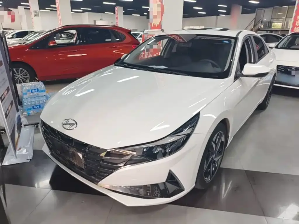 Hyundai Elantra — фото 1