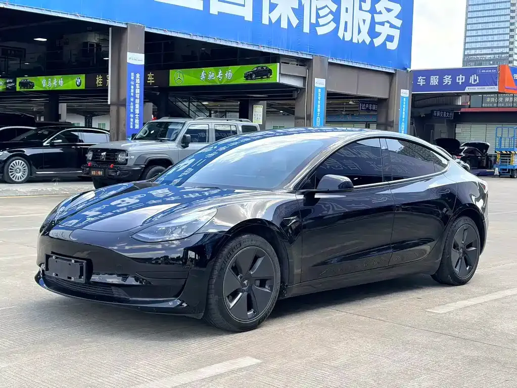Tesla Model 3 — фото 1