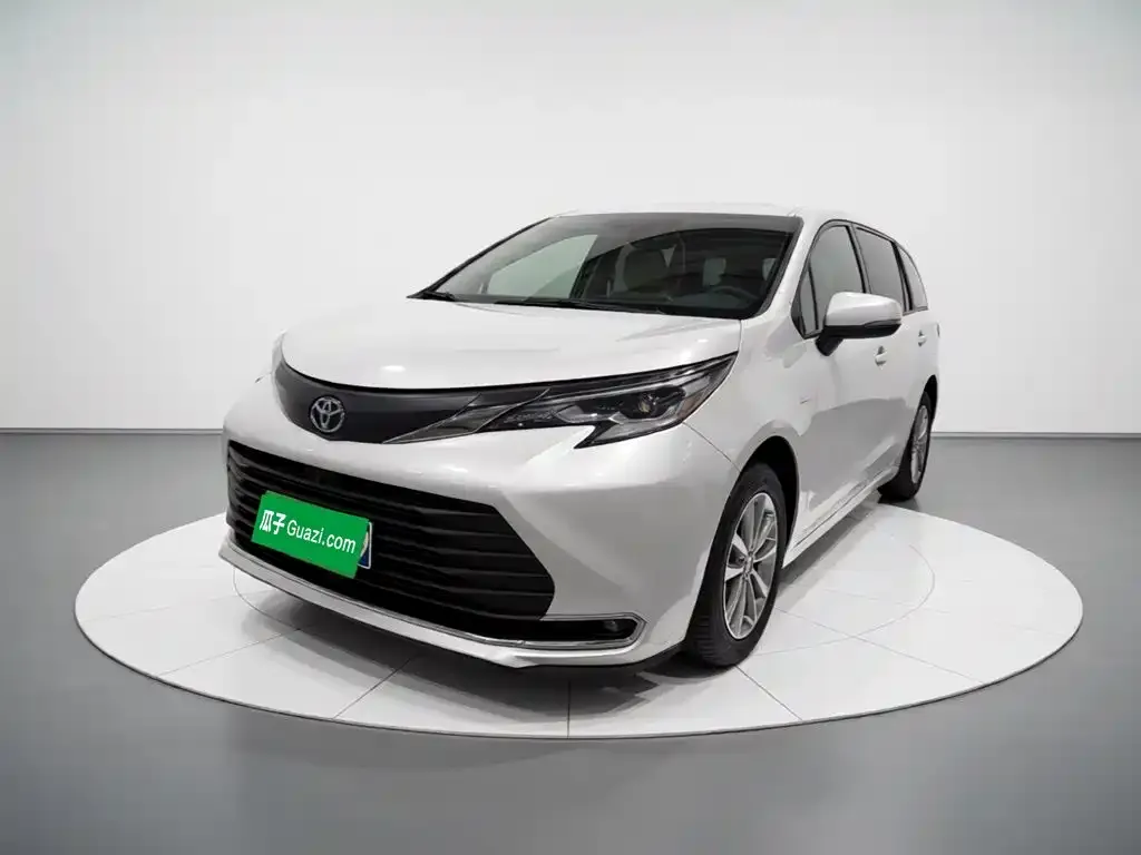 Toyota Sienna — фото 1