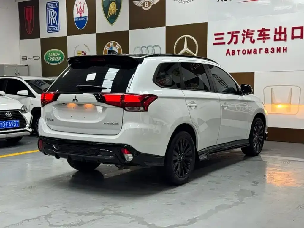 Mitsubishi Outlander — фото 6