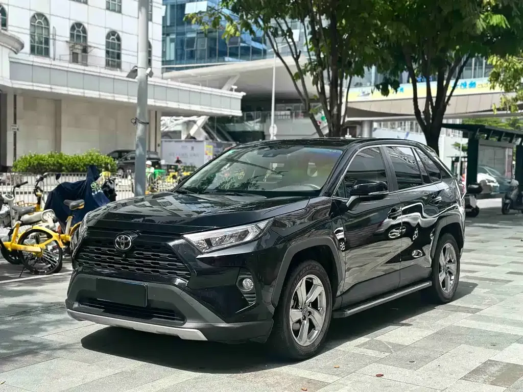 Toyota RAV4 — фото 1