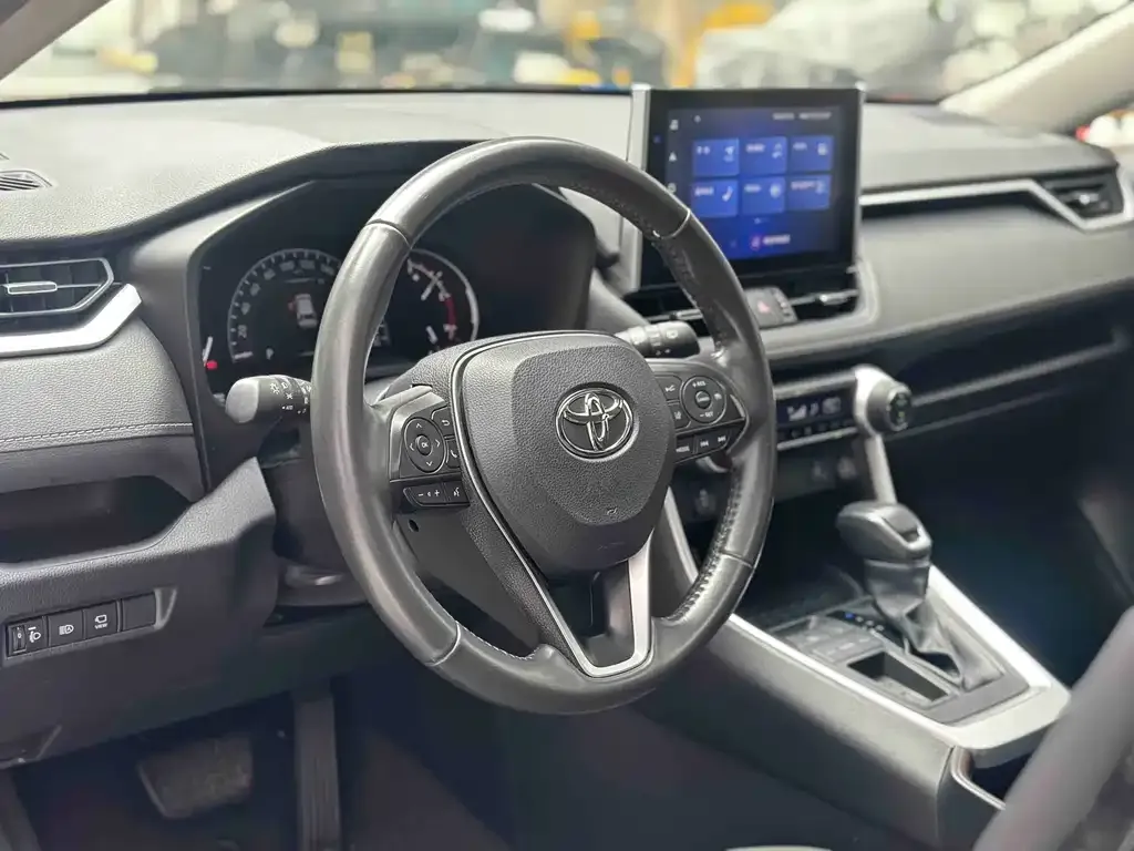 Toyota RAV4 — фото 5