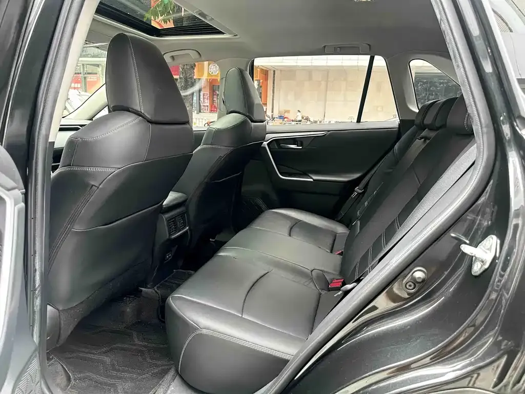 Toyota RAV4 — фото 2
