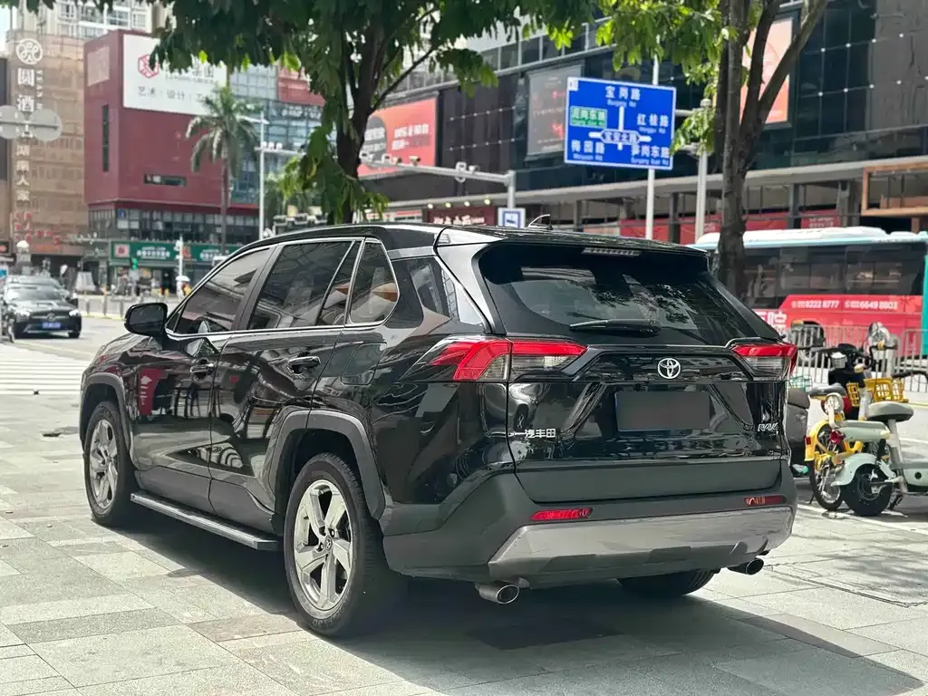 Toyota RAV4 — фото 6