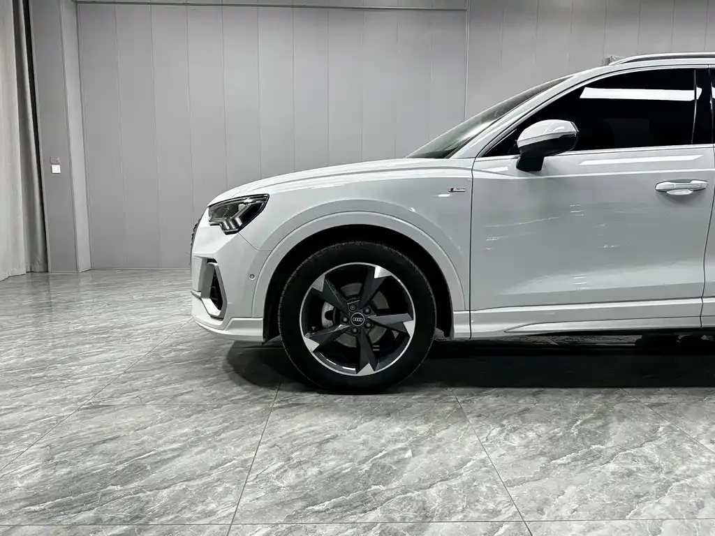 Audi Q3 — фото 10