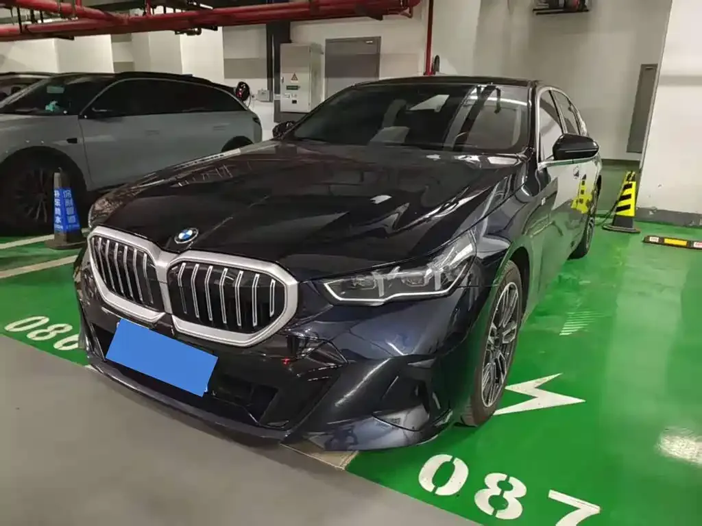 BMW 5 Series — фото 1