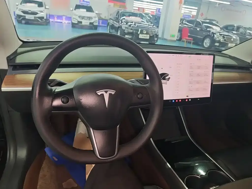 Tesla Model 3 — фото 9