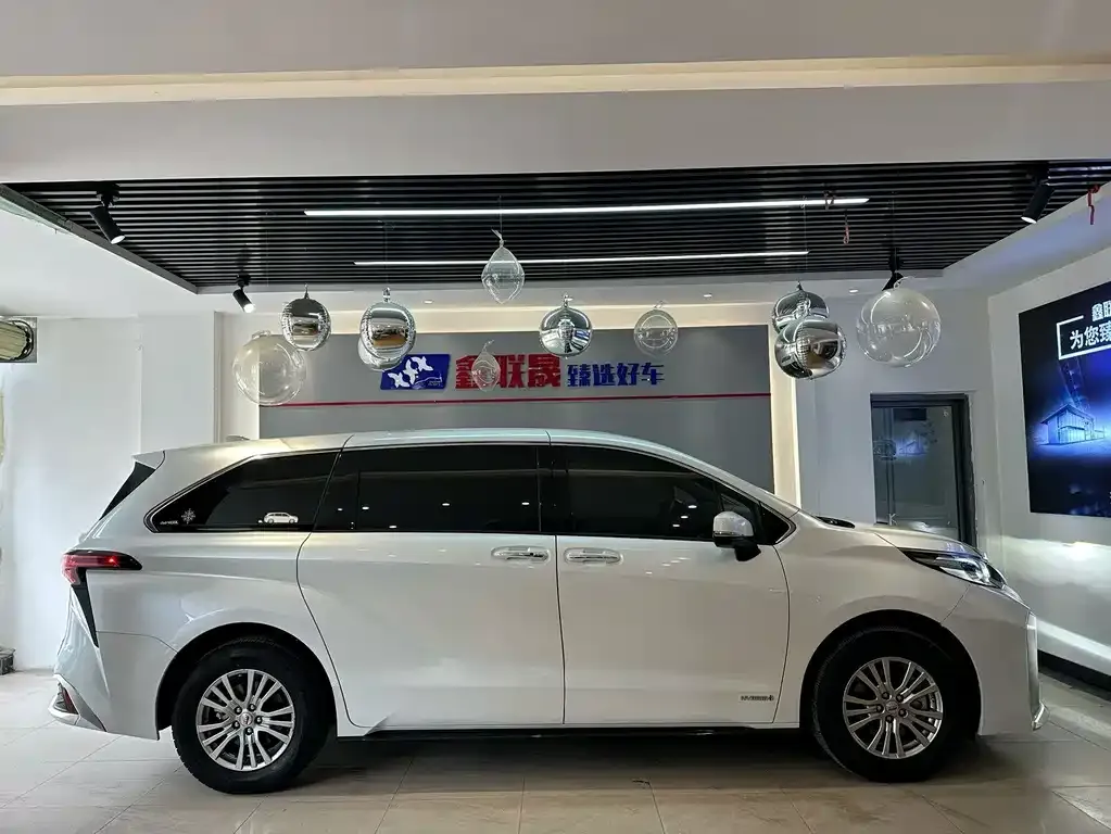 Toyota Sienna — фото 5