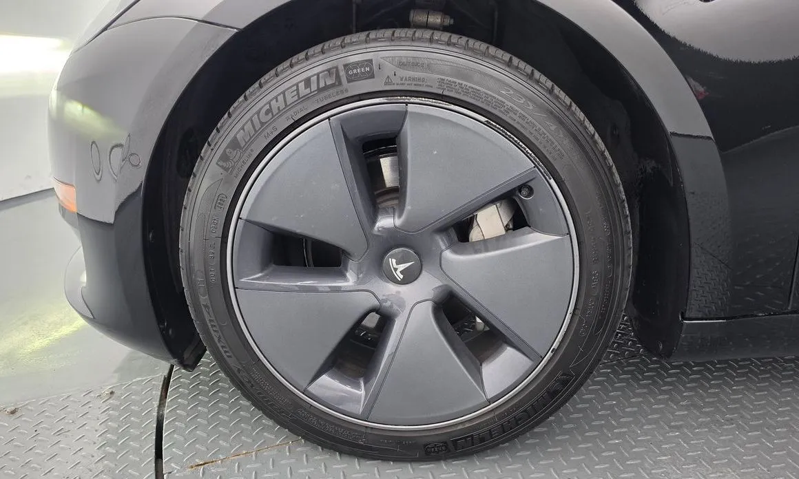 Tesla Model 3 — фото 10