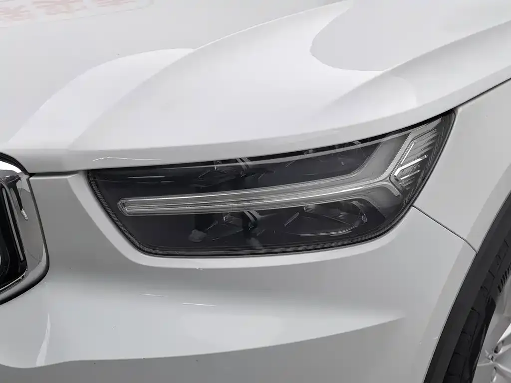 Volvo XC40 — фото 8