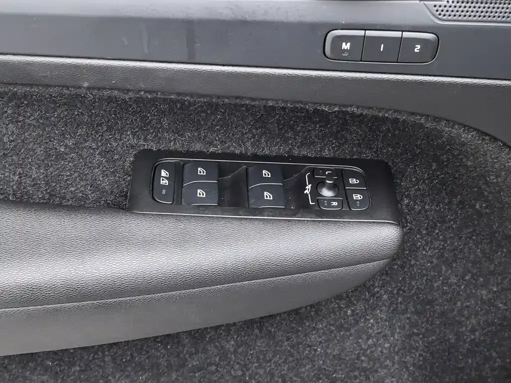 Volvo XC40 — фото 10