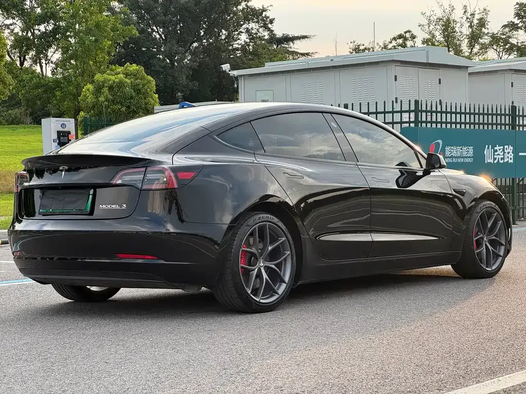 Tesla Model 3 — фото 9