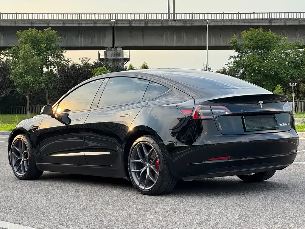 Tesla Model 3 — фото 3