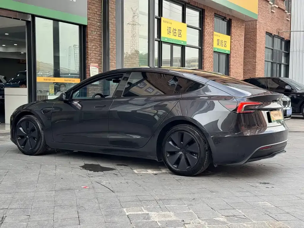 Tesla Model 3 — фото 2