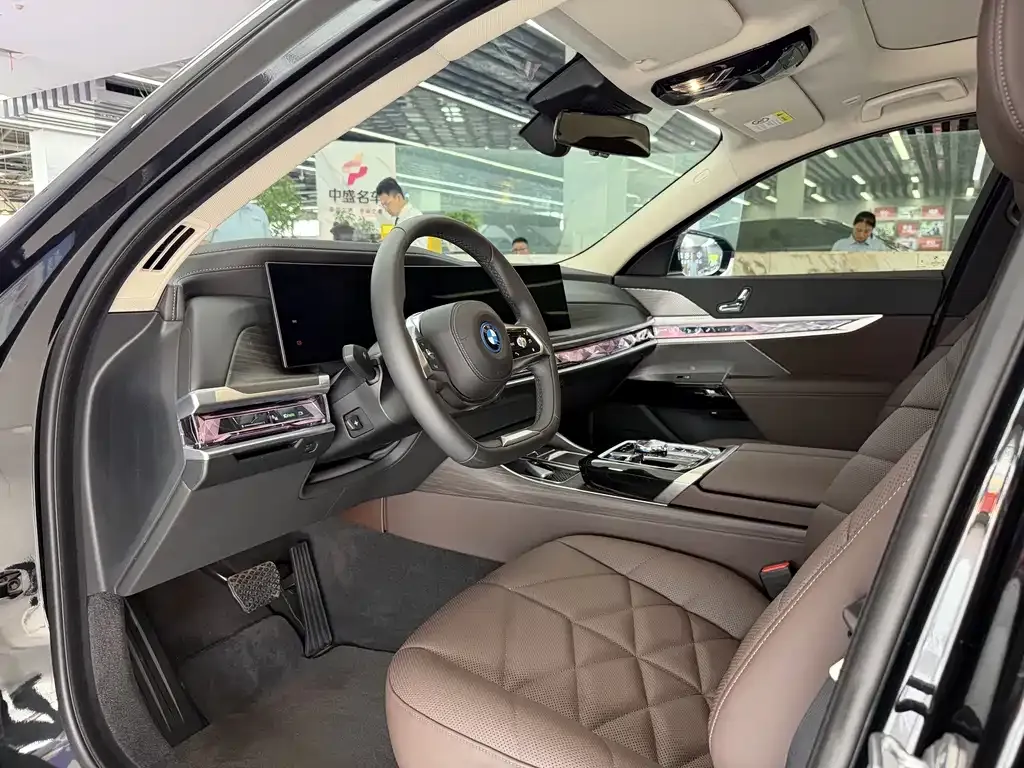 BMW i7 — фото 7