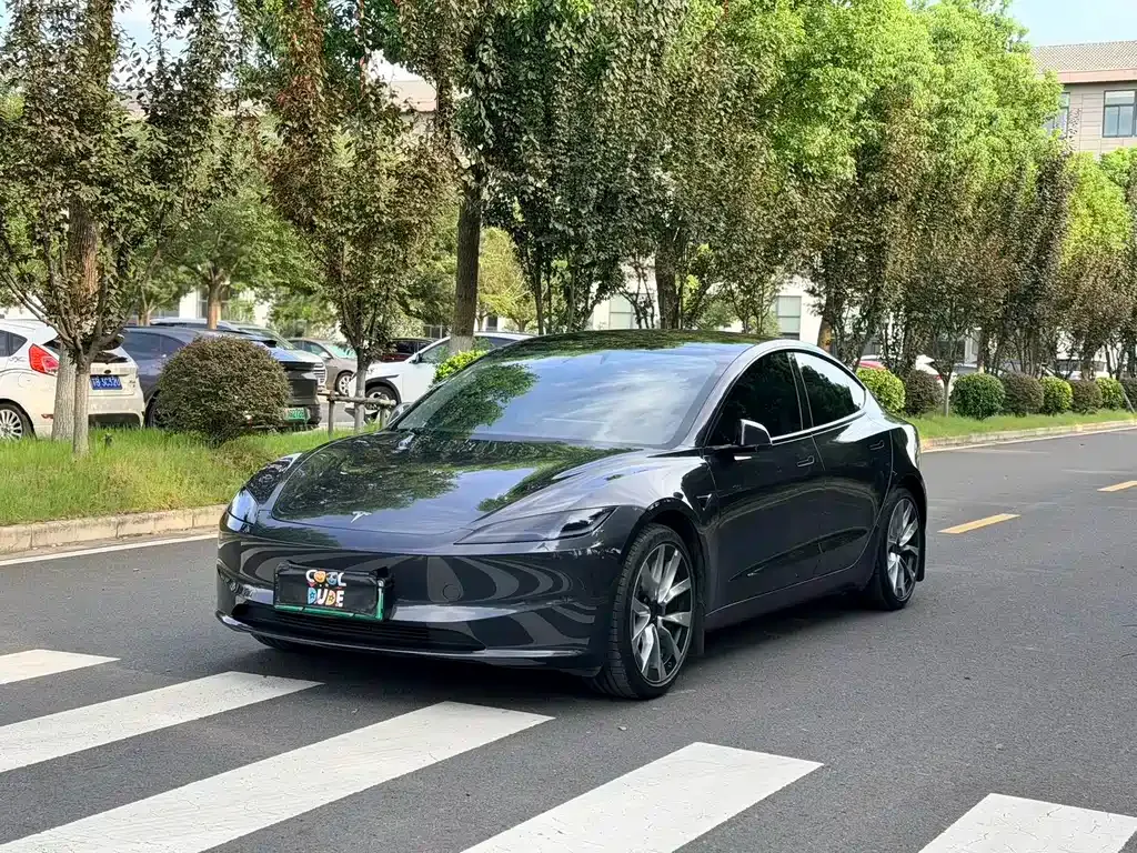 Tesla Model 3 — фото 1