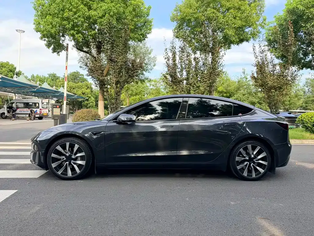 Tesla Model 3 — фото 7