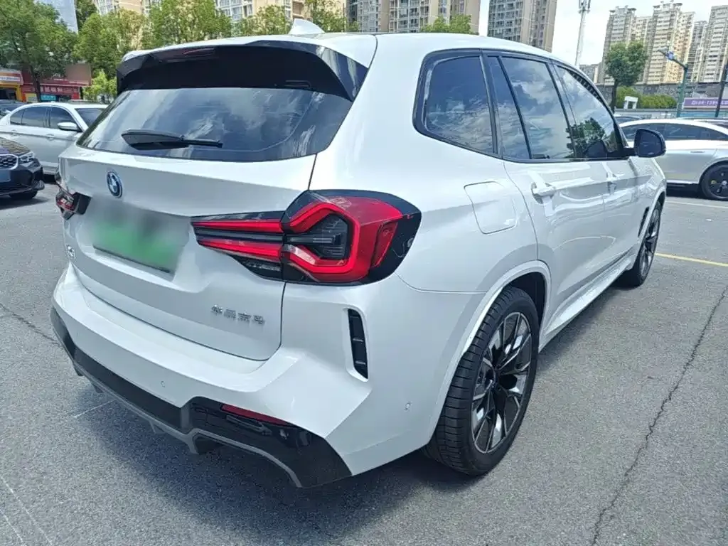 BMW iX3 — фото 9