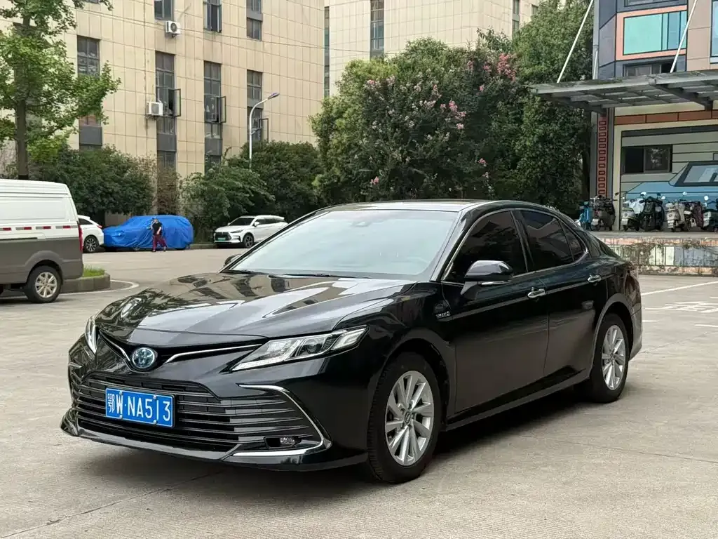 Toyota Camry — фото 1