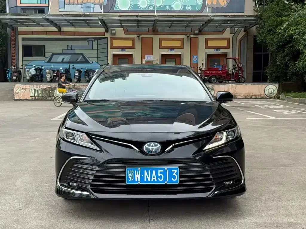 Toyota Camry — фото 2