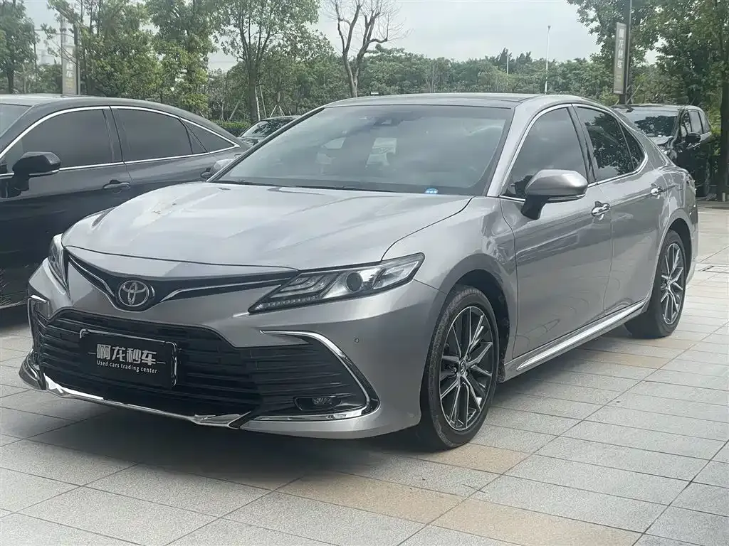 Toyota Camry — фото 1