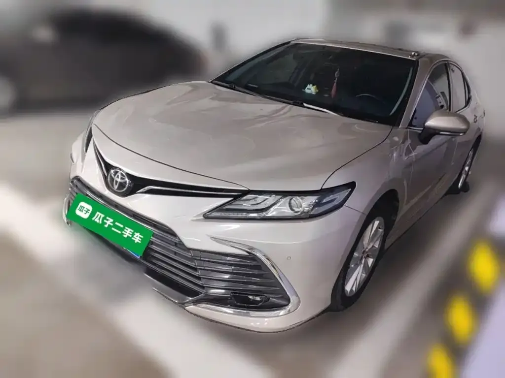 Toyota Camry — фото 1