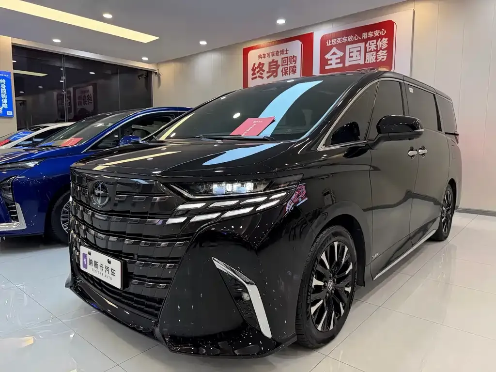 Toyota Alphard — фото 1