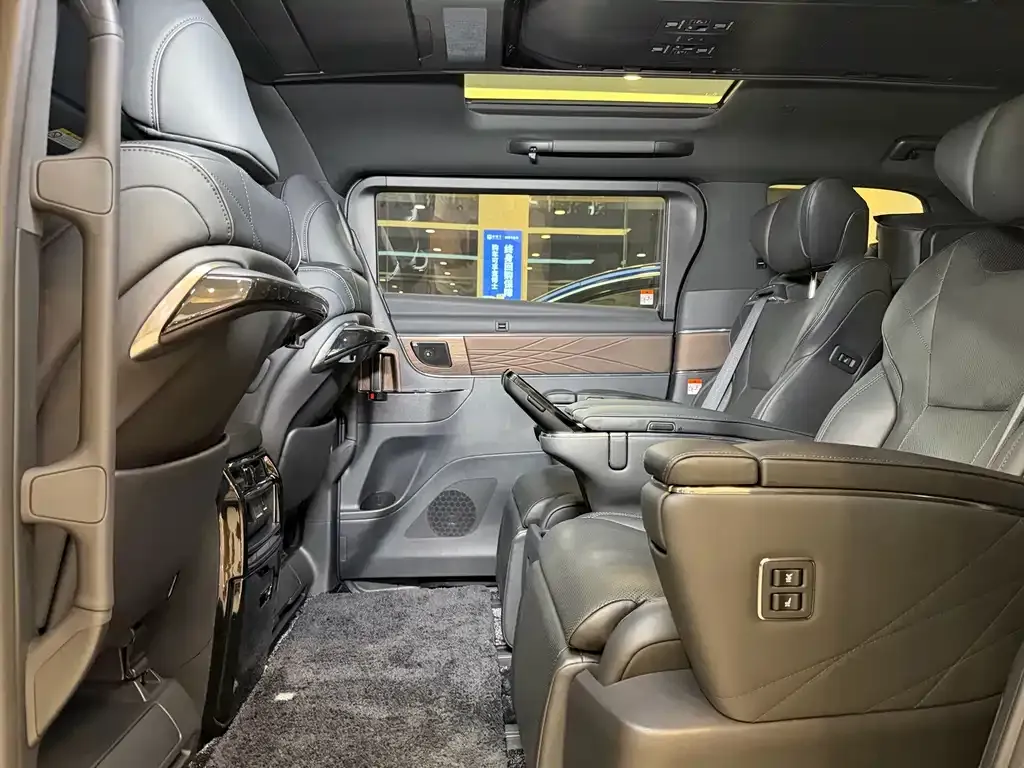 Toyota Alphard — фото 10