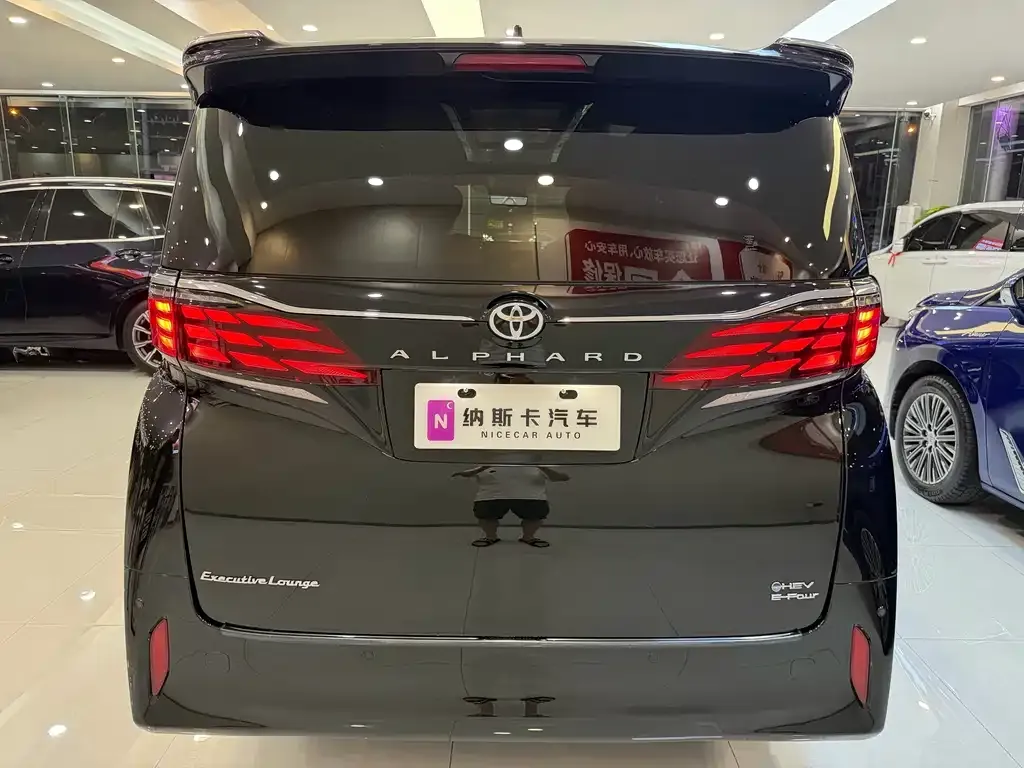 Toyota Alphard — фото 8
