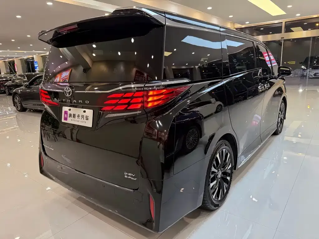 Toyota Alphard — фото 7