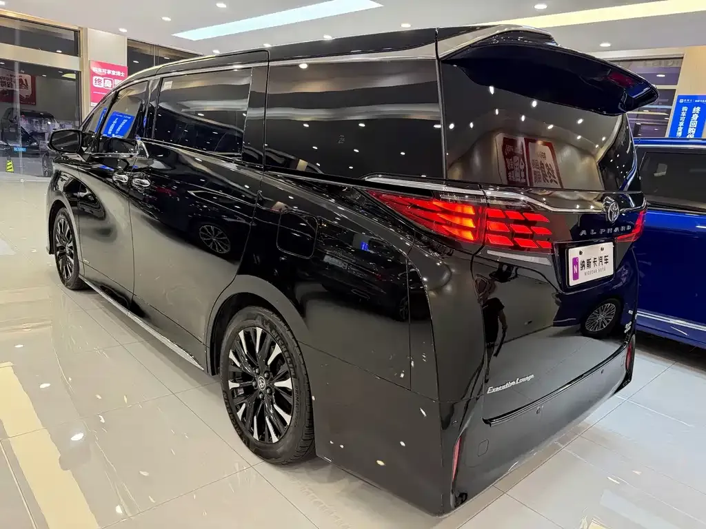 Toyota Alphard — фото 2