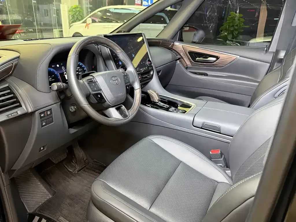 Toyota Alphard — фото 6