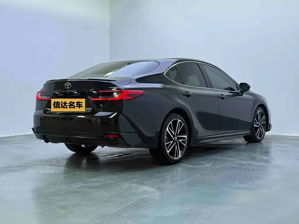 Toyota Camry — фото 2