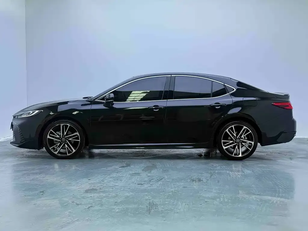 Toyota Camry — фото 5