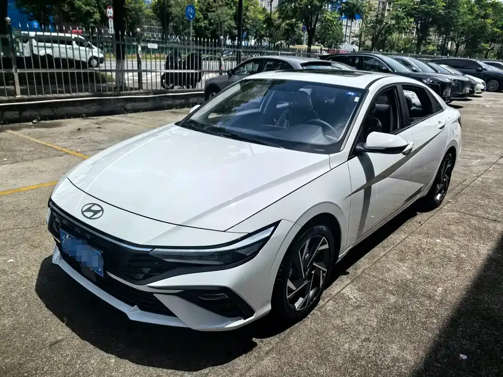 Hyundai Elantra — фото 1