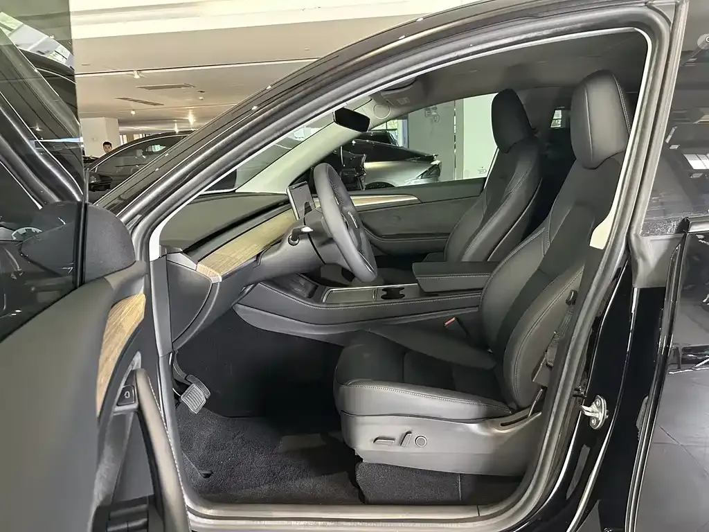 Tesla Model Y — фото 5