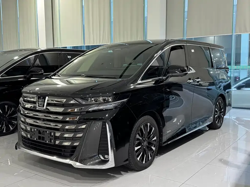 Toyota Vellfire — фото 1